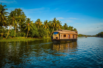Casa flotante en zona alejada © Suketu D.Patel / Shutterstock