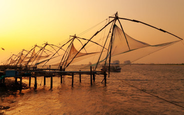 Redes de pesca chinas al atardecer, Fort Kochi, Kerala © Elena Odareeva / Shutterstock