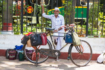 Mensajeros de Dabbawala Bicycle transportando cajas de comida a Mumbai en el ferrocarril de Churchgate en Mumbai, Maharashtra © arun sambhu mishra / Shutterstock