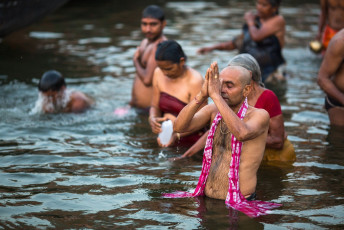 Peregrinos se sumergen en las aguas del río sagrado Ganges temprano por la mañana. Según las leyendas, la ciudad fue fundada por el Dios Shiva hace unos 5000 años. © e Visu / Shutterstock