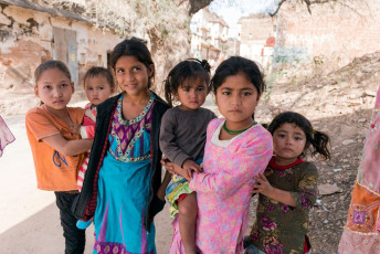 Niños locales frente a una tienda de ropa en la ciudad de Mandawa en Rajasthan, India © RUCHUDA BOONPLIEN / Shutterstock