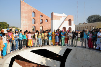 Estudiantes visitan el observatorio solar de Jantar Manar en Jaipur, Rajasthan © CRS PHOTO / Shutterstock