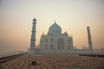 Taj Mahal, complejo hecho de mármol blanco, detrás del río Yamuna en Agra, en una brumosa mañana de invierno © Samsamproductions / Shutterstock