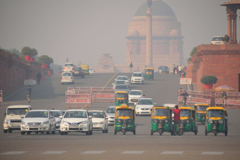 Vehículos en New Delhi. Al fondo, el Palacio Presidencial © Saurav022 / Shutterstock