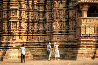 Vista de las preciosas paredes talladas y relieves antiguos en el famoso templo erótico de Khajuraho, Madhya Pradesh, India © ImagesofIndia / Shutterstock