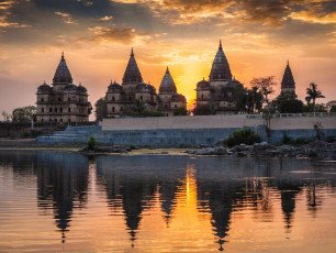 Vista de los cenotafios de Orchha, cerca del río Betwa, Madhya Pradesh, India © DR Travel Photo and Video / Shutterstock