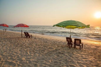 Sillas y paraguas en la playa de Marari Beach, Kerala; una de las playas más populares y no turísticas de Kerala © Jim W Kasom / Shutterstock