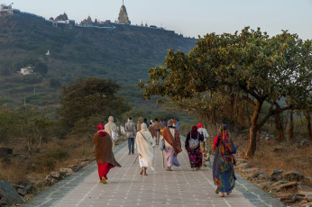 Peregrinos caminando hacia el Templo Palitana, Gujarat - Imagen de misio69
