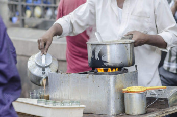 Hombre vendiendo té de leche de la India en una calle cerca de Colaba al sur de Mumbai - Imagen de Pete Burana