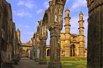 Ruinas de una antigüa mezquita en Champaner, Gujarat - Imagen de Igor Plotnikov