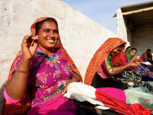 Mujeres cosiendo vestidos étnicos viven en el desierto en el Estado de Gujarat, en la India, Bhuj - Imagen de Rafal