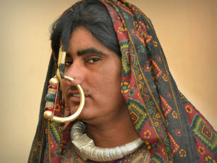 El retrato de una joven mujer tribal de la comunidad Jat de Kutch que lleva un pesado anillo en la nariz, en Bhej, Gujarat. © Matt Hahnewald