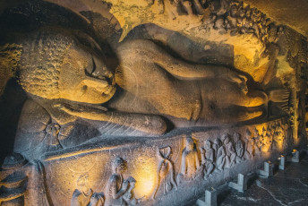Buda reclinado tallado en la pared del chaitya-griha o sala de oración en la cueva 26 de las cuevas de Ajanta, un monumento que comprende 29 cuevas budistas excavadas en la roca. © Pablo Prescott