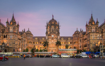 Chhatrapati Shivaji Terminus al atardecer. Sirve como sede de los Ferrocarriles Centrales - Imagen de Paul Presc