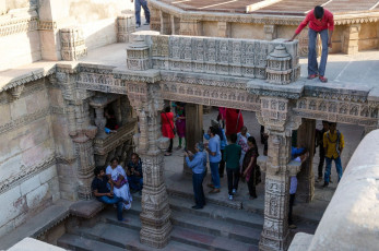 Gente de la India visitando el POzo escalonado Adalaj en Ahmedabad, Gujarat - Imagen de Sira Anamwong