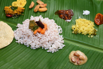 Comida tradicional de Kerala, arroz hervido servido con curry Parippu, Rasam, Pulisseri, Avial, Thoran, Olan, naranga, Papadum, plátano, mantequilla, patatas fritas - Imagen de Santhosh Varghese