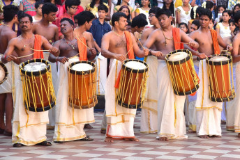 Celebraciones de Onam en Kerala. Hombres y estudiantes usando 'mundu' tocan el 'Chenda', un instrumento de percusión tradicional - Imagen de Ajay PTP