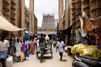 Calle frente al Templo hindú Meenakshi Sri donde muchos feligreses y peregrinos visitan cada día en Madurai - Imagen de Jaume