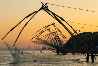 Red de pesca china al amanecer en Cochin (Fuerte Kochi), Kerala - Imagen de Alexander Mazurkevich