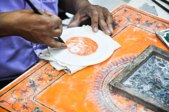 Cantero realizando incrustaciones de mármol con piedras semipreciosas en Agra, cerca del Taj Mahal © Mateusz Sommer / Shutterstock