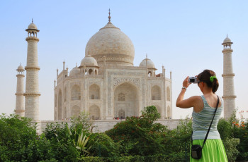 Joven turista hace una foto del Taj Mahal © Martin Novak / Shutterstock