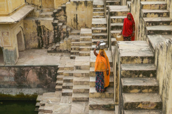 Dos mujeres locales en las escaleras de Chand Baori en Abhaneri Village, India © Muslianshah Masrie / Shutterstock