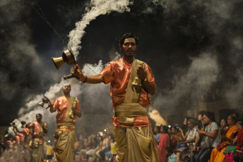Ritual de aarti cada día a las 18:00 a orillas del Ganges. Aarti es un ritual de agradecimiento al río Ganges © SelmaD / Shutterstock