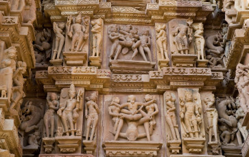 Bajorrelieve erótico tallado en piedra en un templo hindú en Khajuraho, India, Patrimonio de la Humanidad de la Unesco© GUDKOV ANDREY / Shutterstock