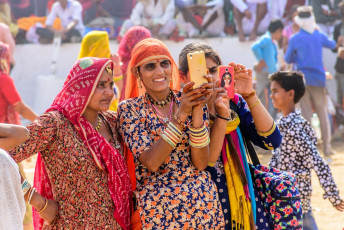Mujeres locales con ropa tradicional hacen seflies durante la feria de Pushkar Camel, cerca de la ciudad santa de Pushkar, Rajasthan, India © Sumit.Kumar.99 / Shutterstock