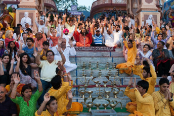 Ceremonia de Ganga Aarti en Parmarth Niketan Ashram. El Aarti es un ritual agradable que utiliza el fuego como una ofrenda de adoración de la Ganga - Imagen de Makus Gebauer