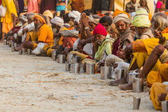 Sadhus hindúes esperan por la distribución gratuita de alimentos durante las fiestas de Kumbhamela en Haridwar - Imagen de Nila Newsom