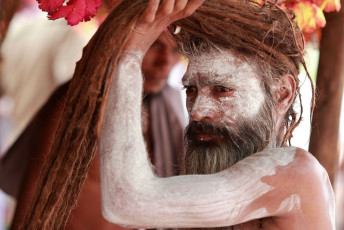 Naga Sadhu se prepara para participar en el evento religioso Kumbh Mela, un evento religioso hindú que reúne a millones - Imagen de AJP