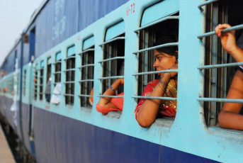 Pasajeros en el interior de un tren de la India - Imagen de Shukri