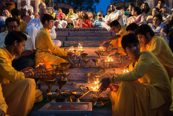 Sacerdote durante la ceremonia Ganga Aarti en Parmarth Niketan Ashram - Imagen de Markus Gebauer