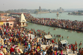 Ceremonia de Puja en las orillas del Ganges, la gente celebra Makar Sankranti, Haridwar - Imagen de Dmitry Berkut