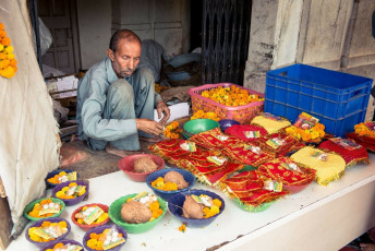 Hombre vendiendo objetos religiosos para las ofrendas en los ghats de Haridwar - Imagen de Pablo Rogat