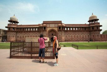 Turistas visitan el Fuerte de Agra, Patrimonio de la Humanidad. La fortaleza fue construida por los mogoles, que puede ser descripta con más precisión como una ciudad amurallada - Imagen de Maodoltee