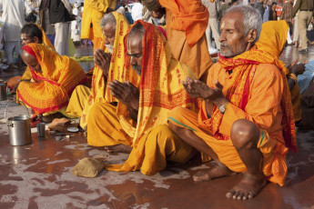 Peregrinos rezan por la mañana después del baño en el Ganges - Foto por Wkok