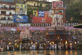 Noche Aarti (ceremonia religiosa) en el río Ganges en Haridwar - Imagen de Luisa Puccini