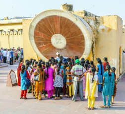 Gente visita el observatorio de Jantar Mantar en Jaipur - Imagen de Jorg Hackemann