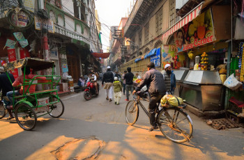 Escena de un concurrido mercado en Chandni Chowk, mercado de Old Delhi © Saurav022 / Shutterstock