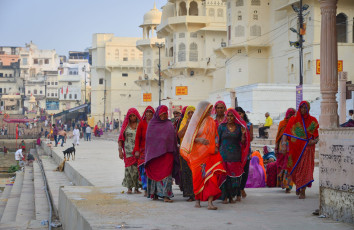 Mujeres indias en sari caminando sobre las escaleras del lago Pushkar en Pushkar, India. Pushkar es una ciudad en el distrito de Ajmer en el estado de Rajasthan © Phuong D. Nguyen / Shutterstock