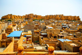 Fuerte y ciudad de Jaisalmer, apodada "La Ciudad Dorada" desde City View Point, Rajasthan, India © Catalin Lazar / Shutterstock