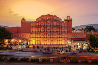 Atardecer en Hawa Mahal, Palacio de los Vientos, Jaipur, India © Kawin K / Shutterstock