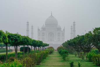 Vista del Taj Mahal en la niebla de la mañana desde el otro lado del Mehtab Bagh o el jardín Moonlight, Agra, India © Igor Dymov / Shutterstock