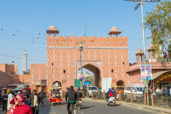 Puerta de Chandpole en la ciudad de Jaipur, una de las 7 puertas antiguas de la ciudad, Rajasthan, India © Nila Newsom / Shutterstock