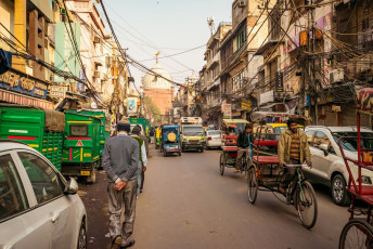 Tráfico caótico en el mercado de Chandni Chowk, calles concurridas y tráfico en la parte histórica de la zona antigua de Delhi, India © Amit kg / Shutterstock