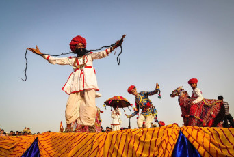 Bailarines folclóricos de Rajasthani vestidos con coloridos atuendos étnicos y turbantes, todos listos para actuar en la ciudad de Pushkar en Rajasthan. © Phuong D. Nguyen