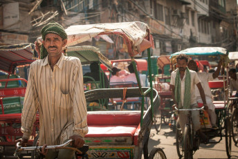 Paseo en bicitaxi bajo el calor en la calle de la Vieja Delhi - Foto de Elena Ermakova