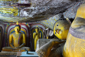 Esculturas antiguas de Buda en un templo cueva en Anuradhapura, Sri Lanka - ©Rchphoto